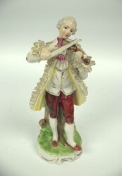 Porzellanfigur "Geigenspieler" im Barockstil mit Rüschen Details und ...