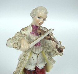 Porzellanfigur "Geigenspieler" im Barockstil mit Rüschen Details und ...
