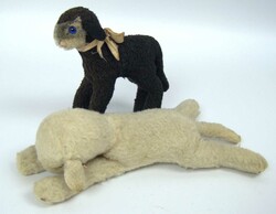 2 Steiff Tiere, 1x Lamm weiß mit silbernen Knopf, 1x Lamm schwarz ...