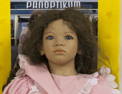 Annette Himstedt – Puppe „Lona“, 1993/94, ca. 72–75 cm, im ...