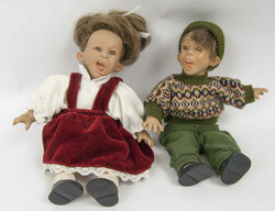 Zwei Puppen, Mädchen gemarkt am Kopd mit "Arias".Automatically ...