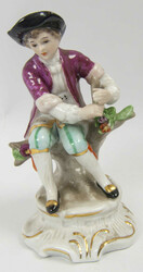 cdc Porzellanfigur, Rokoko 1720-1780, "sitzender Jüngling". Replika. ...