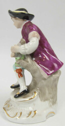 cdc Porzellanfigur, Rokoko 1720-1780, "sitzender Jüngling". Replika. ...