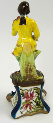 Porzellanfigur auf Podest, ungemarkt, wurde wohl übermalt. Höhe ca. ...