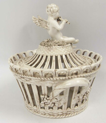 Porzellandose von Este Italien, Durchbruchporzellan, auf dem Deckel ...