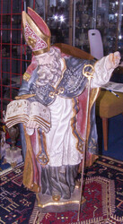 Der heilige Ambrosius als Holzfigur, der als Bischof mit Mitra, ...