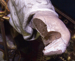 Der heilige Ambrosius als Holzfigur, der als Bischof mit Mitra, ...