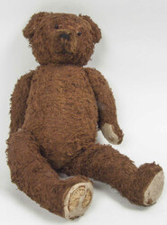 Antiker Teddybär, aus Holzwolle gestopft, Kopf, Arme und Beine ...