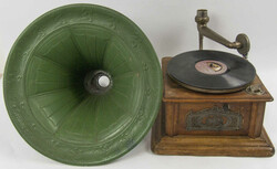 antikes Grammophon mit grünem Trichter, das zur Wiedergabe von ...