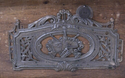 antikes Grammophon mit grünem Trichter, das zur Wiedergabe von ...