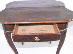 Barocker Spieltisch mit geschwungenen Cabriole-Beinen und klappbare ...