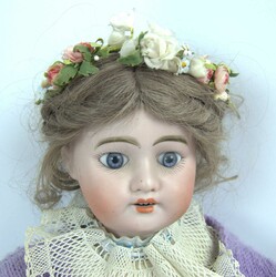 Gliederpuppe mit Porzellankopf, am Kopf gemarkt mit 2X. Recht guter ...