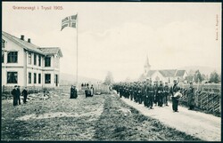 TRYSIL. Grænsevagt i Trysil 1905, med stor tropp soldater, flagget ...