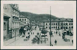 DRAMMEN. Jernbanetorget Strømsø med folk og hester med vogner (Oppi ...
