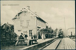 ASKIM jernbanestation. Nærbilde stasjonssbygningen med mye folk som ...