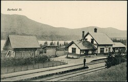 BARKALD St. Nærbilde, med èn, enslig gubbe sentralt (Normanns ...