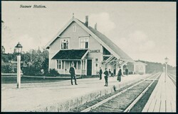 SAANER Station. Godt motiv med spredte mennesker på perrongen ...