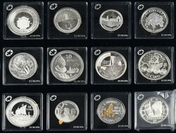 EURO-MYNTER. Skrin med 24 forskjellige store minnemynter i sølv fra ...