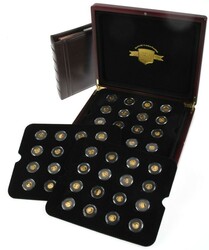 VERDENS MINSTE GULLMYNTER. Stor samling i treskrin på 48 mynter i ...