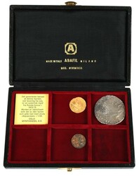 RUNDEFUNNET. Tre forskjellige. mynter hentet opp fra vraket av det ...