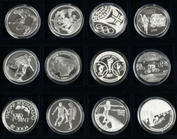 VERDEN. OL SYDNEY 2004. Samling med 24 store sølvmedaljer fra mange ...