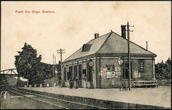 BRYN Station. Nærbilde av stasjonsbygning med et par gutter utenfor, ...