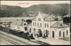 FLEKKEFJORD station. Parti med togsett klart for avgang, oversikt (N ...