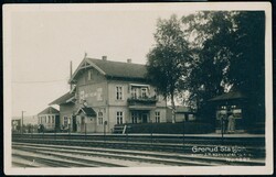 GRORUD STASJON. Nærbilde fra siden (J. H. Küenholdt no. 1887). Br. ...