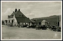 KONGSBERG, Jernbanestajonen. Eksteriørbilde med flere biler oppstilt ...