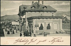 LILLEHAMMER Jernbanestation. Nærbilde hovedbygningen, mye aktivitet ...