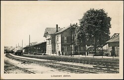 LILLESTRØM Station. Parti med mange spor og hovedbygningen (Brødr. ...