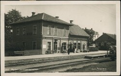 MYSEN Jernbanestation. Stasjonsbygningen med noen elementer rundt. ...