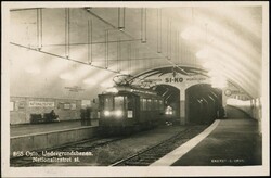 NATIONALTEATERET St. Undergrunnsbilde med lokalvogn ved perongen (S. ...