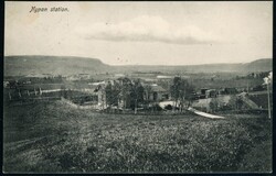 NYPAN Station (ST). Oversikt fra oppi bakken, togsett (H.Werner/B.R ...
