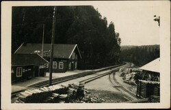OKLUNGEN Stasjon (TE). Nærbilde bygningsmasse og sporskifte, ...
