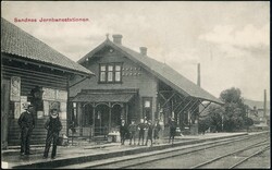SANDNES Jernbanestationen. Unger og gubber på perrongen (PA 2046). ...