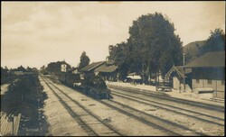 VIKESUND. Stasjonsområde med togsett sentralt (V. Bokhandel 15). ...