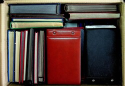 Umzugskarton voll mit grossen und kleinen Steckalben