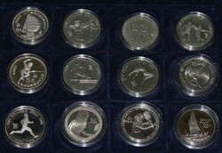 OLYMPIADE 1988: 2 Kassetten mit 41 Münzen mit Zertifikaten, meist ...