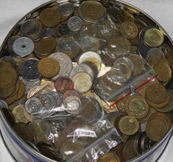 Blechdose mit über 8 kg. Münzen aus aller Welt, vollkommen ...