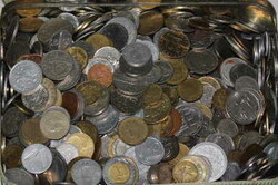 Blechdose mit über 8 kg. Münzen aus aller Welt, vollkommen ...