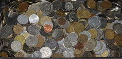 Blechdose mit über 9 kg. Münzen aus aller Welt, evtl. Fundgrube, ...