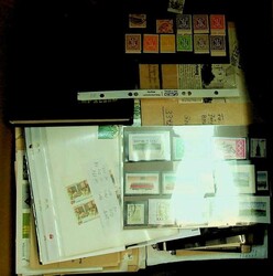 1870-1998, Karton mit 2 Alben/Steckbüchern, viele Marken, Briefe, ...