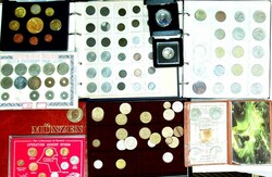 ca.1900/2010, Karton mit Münzposten in 3 Alben, Kassette, Etuis, ...