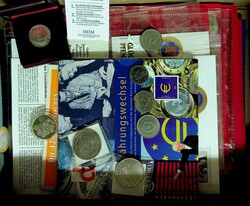 Kleiner Karton mit Resten eines Münznachlasses mit Münzen und ...