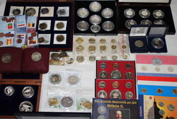 Großer Nachlassposten in 2 gr. Kartons Münzen und Medaillen, dabei ...