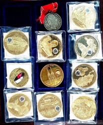 2 Kartons mit Posten eines Flohmarkthändlers in Kassetten, Alben etc ...