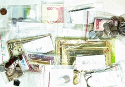 Ca. 1950/1990, Kiste mit ca. 1 kg. Münzen und Banknoten nach ...