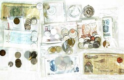 Ca. 1950/1990, Kiste mit ca. 1 kg. Münzen und Banknoten nach ...