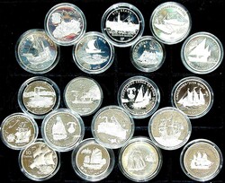 SCHIFFE: Kassette mit 43 Silbermünzen gekapselt in Holzkassette, ...